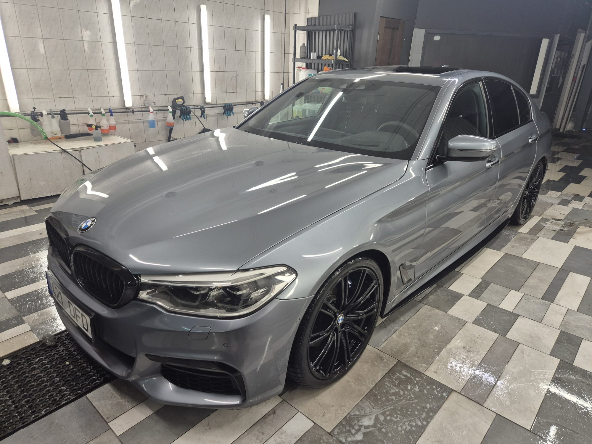 Hõbedane BMW pärast kerehooldust